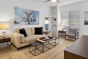 un soggiorno con divano e tavolo di The Nines Scottsdale a Scottsdale