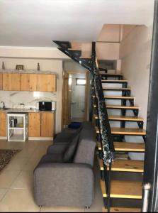 ein Wohnzimmer mit einer Treppe und einem Sofa in der Unterkunft Bakuriani Resort Cottage 1 Storey in Bakuriani