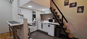 Kuchyňa alebo kuchynka v ubytovaní 6-Pack Apartment in the Party District