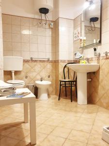 パレルモにあるDolce casa centro storico di Palermo new 2023のバスルーム(トイレ、洗面台、鏡付)