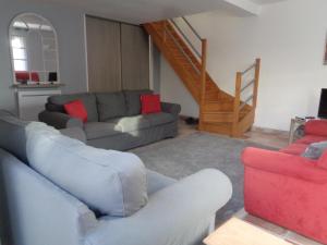 - un salon avec deux canapés et un escalier dans l'établissement Villa des Oléandres, à Floure