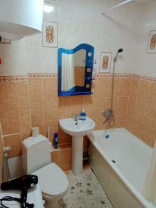 y baño con aseo, lavabo y bañera. en Квартиры, en Shchūchīnsk