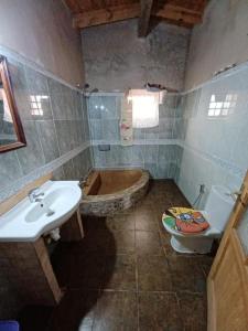 a bathroom with a sink and a toilet and a tub at Casa Rural Tindaya in Tindaya