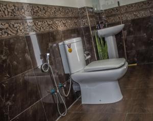 uma casa de banho com um WC e um chuveiro em Water Side Residence em Nallathanniya