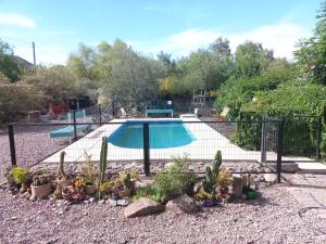 una piscina con plantas y una valla en Cazasanta en Mendoza