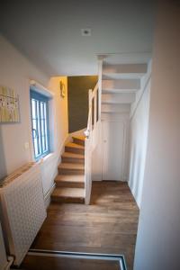 un escalier en colimaçon dans une maison avec fenêtre dans l'établissement Stuart, à Dinard