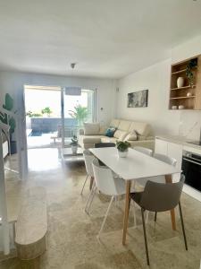 een keuken en een woonkamer met een tafel en stoelen bij The Retreat House - Private Pool in Puerto de Santiago