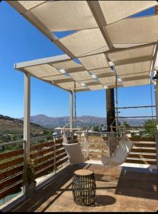- une terrasse avec 2 hamacs sous un parasol blanc dans l'établissement House of Athina and Fanourios, à Galiá