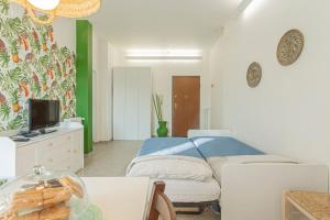 een slaapkamer met een bed en een tafel en een televisie bij [Stellantis-Alpitour] Casa Tucano in Turijn