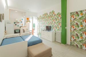een slaapkamer met een bed en een muur met een muurschildering bij [Stellantis-Alpitour] Casa Tucano in Turijn