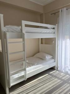 Harmony Apartments في سارنده: غرفة بسرير بطابقين مع سرير بطابقين