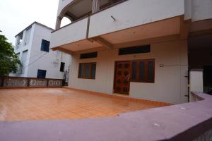 uma vista para o exterior de um edifício com um pátio em Feel Like Home Rkbeach em Visakhapatnam