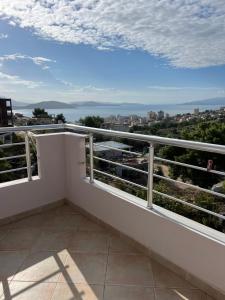 balcone con vista sulla città di Harmony Apartments a Sarandë