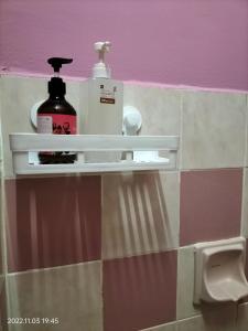 - une étagère dans la salle de bains avec une bouteille de savon et un distributeur de savon dans l'établissement A room in Aparnt Sri Impian, à Johor Bahru