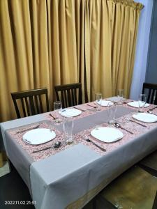Restaurant ou autre lieu de restauration dans l'établissement A room in Aparnt Sri Impian