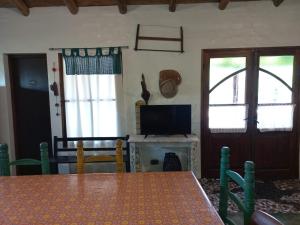 comedor con mesa y TV en Cazasanta en Mendoza