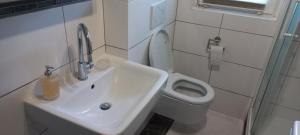 Ein Badezimmer in der Unterkunft Hanover Fair Rooms