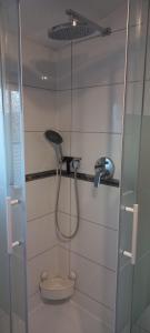 ein Badezimmer mit Dusche und Toilette in der Unterkunft Hanover Fair Rooms in Hannover