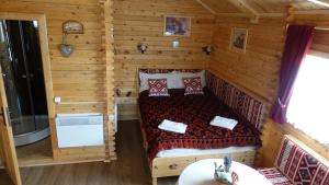 widok na sypialnię w drewnianym domku w obiekcie Cabanuta Casuta din Povesti w mieście Bran