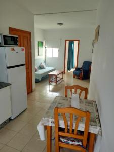 cocina y sala de estar con mesa y sillas en Apartamento Céntrico Puerto Del Rosario, en Puerto del Rosario