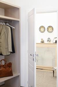 una cabina armadio con porta bianca di la dimora di Cornelia a Sorrento