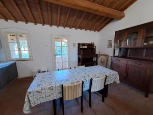 ein Esszimmer mit einem Tisch in der Küche in der Unterkunft Casa Daria, Armonia del Passato nel rispetto della natura in Donoratico