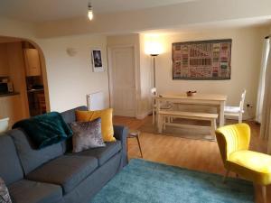 ein Wohnzimmer mit einem Sofa und einem Tisch in der Unterkunft Gorgeous private apartment mesmerising sea views in Teignmouth