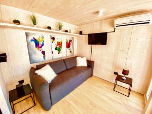 uma sala de estar com um sofá castanho num quarto em BUQEZ ECO RESORT - Beach Villa 28 - Directly by beach em Drage