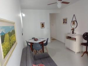 uma sala de jantar com uma mesa e cadeiras num quarto em Apto 1 dorm. Guarujá - Pitangueiras - perto da praia no Guarujá