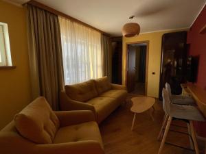 un soggiorno con divano e tavolo di "Indian Summer" Apartment a Viljandi