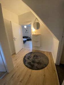 uma sala de estar com um tapete num piso de madeira em Tolle Ferienwohnung 34 qm Netflix Prime em Bochum