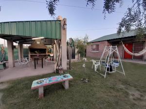 einen Park mit Spielplatz und Schaukel in der Unterkunft Los trevi in Rosario