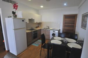 Kuchyň nebo kuchyňský kout v ubytování Ithaki Phinikoudes Apartment No. 102