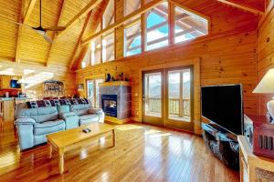 - un salon avec un canapé et une cheminée dans l'établissement Lazy Bear Lodge, à Sevierville