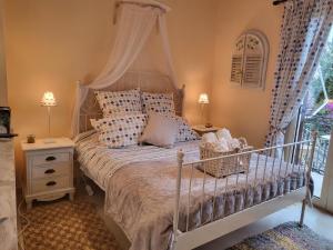 A bed or beds in a room at Yiannas Studio