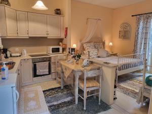 A kitchen or kitchenette at Yiannas Studio