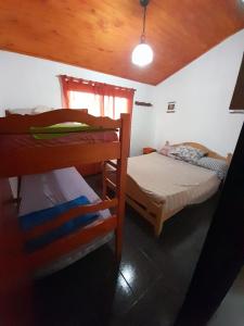 1 dormitorio con 2 literas y ventana en Los trevi en Rosario