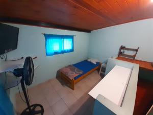 a small room with a bed and a window at Los trevi in Rosario