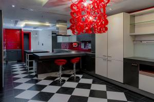 A cozinha ou kitchenette de Ezdan Hotel Doha