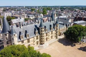una vista aérea de un castillo en una ciudad en Nevers, appartement de standing proche de la gare, en Nevers
