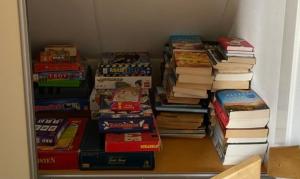 una pila de libros apilados uno encima del otro en Boshuisje, en Olst