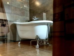 eine Badewanne im Bad mit Waschbecken in der Unterkunft Champêtre Park View Apartments in Riga