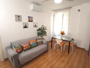 a living room with a couch and a table at Dietro Piazza in Ascoli Piceno