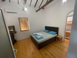 ein kleines Schlafzimmer mit einem Bett in einem Zimmer in der Unterkunft DeTY’s Guest House in Drachevo