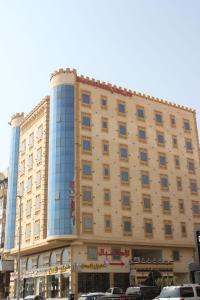 un gran edificio con muchas ventanas en التميز الراقي - الفيصلية en Yeda