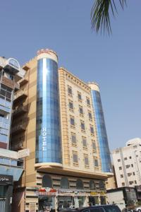 a tall building in the middle of a city at التميز الراقي - الفيصلية in Jeddah
