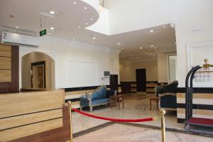 una zona de espera con una cuerda roja en una sala de espera en التميز الراقي - الفيصلية en Yeda