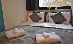 um quarto com uma cama com toalhas em M - Square Private Rooms em Skopje