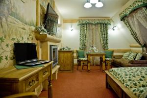 Telewizja i/lub zestaw kina domowego w obiekcie Leśny Dworek Zakopane