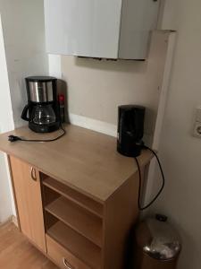 eine Küchentheke mit einer Kaffeemaschine darüber in der Unterkunft Rubys1 in Frankfurt am Main